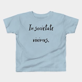 In societate vivimus. Kids T-Shirt